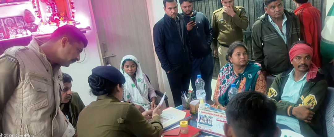 अस्थि विसर्जन के लिए ट्रेन से उज्जैन जा रहे परिवार को पीटा