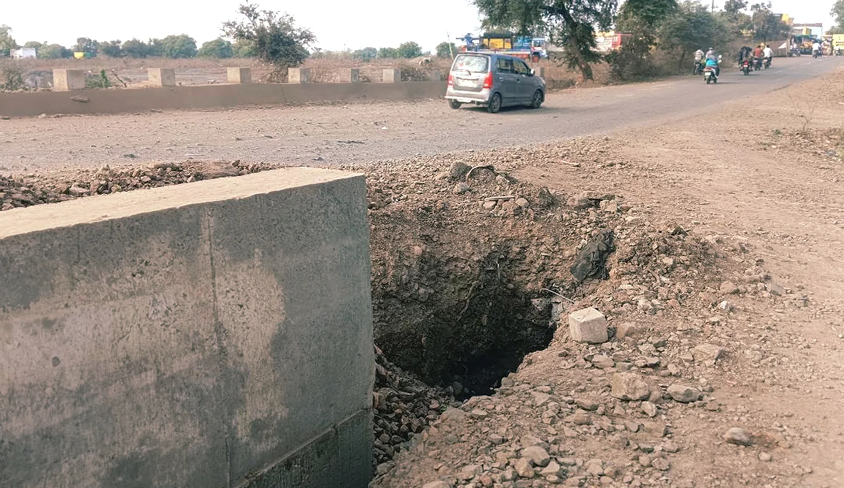 भैंसोंदा मार्ग पर खुला गड्ढा दे रहा बड़ी दुर्घटना को आमंत्रण, प्रशासन मौन