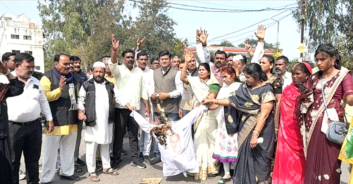 राजस्व मंत्री करण सिंह वर्मा के विवादित बयान पर भडक़ी कांग्रेस, फूंका पुतला