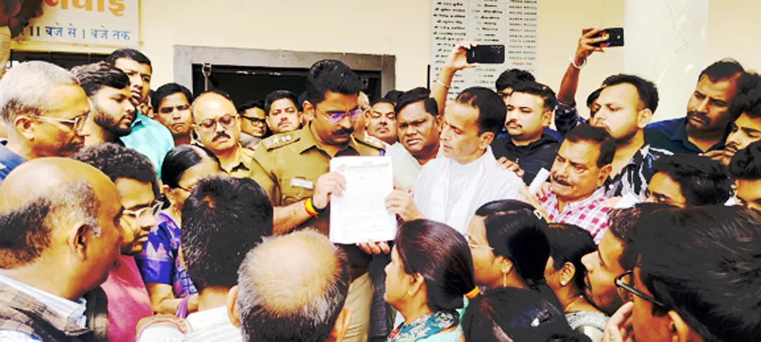 कोचिंग संचालक पर हमले के मामले में फूटा आक्रोश: सख्त कार्रवाई के लिए एसपी को सौंपा ज्ञापन