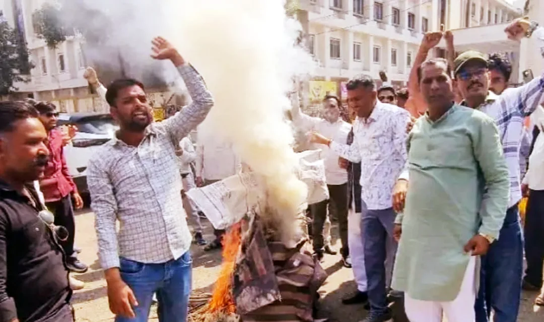 मुआवजे की मांग को लेकर भारतीय किसान संघ का प्रदर्शन, एडीएम का फूंका पुतला