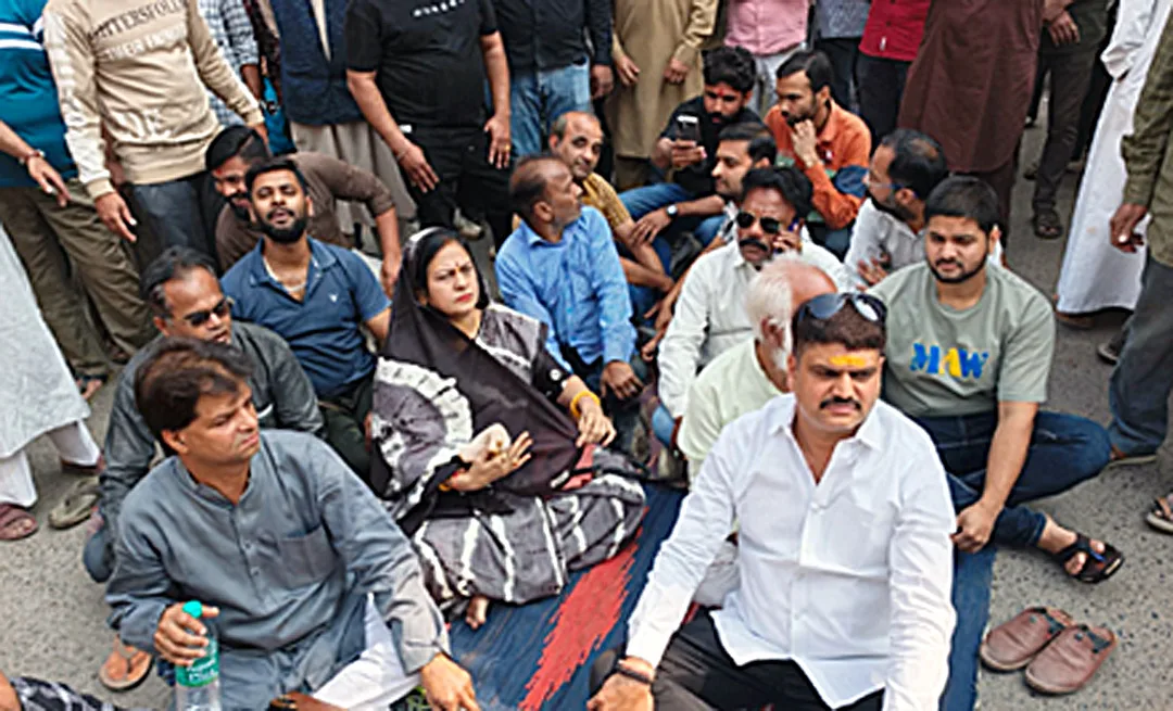 सिंहस्थ की तैयारियों के बीच उज्जैन में सड़क चौड़ीकरण का विरोध: टंकी चौक पर चक्काजाम