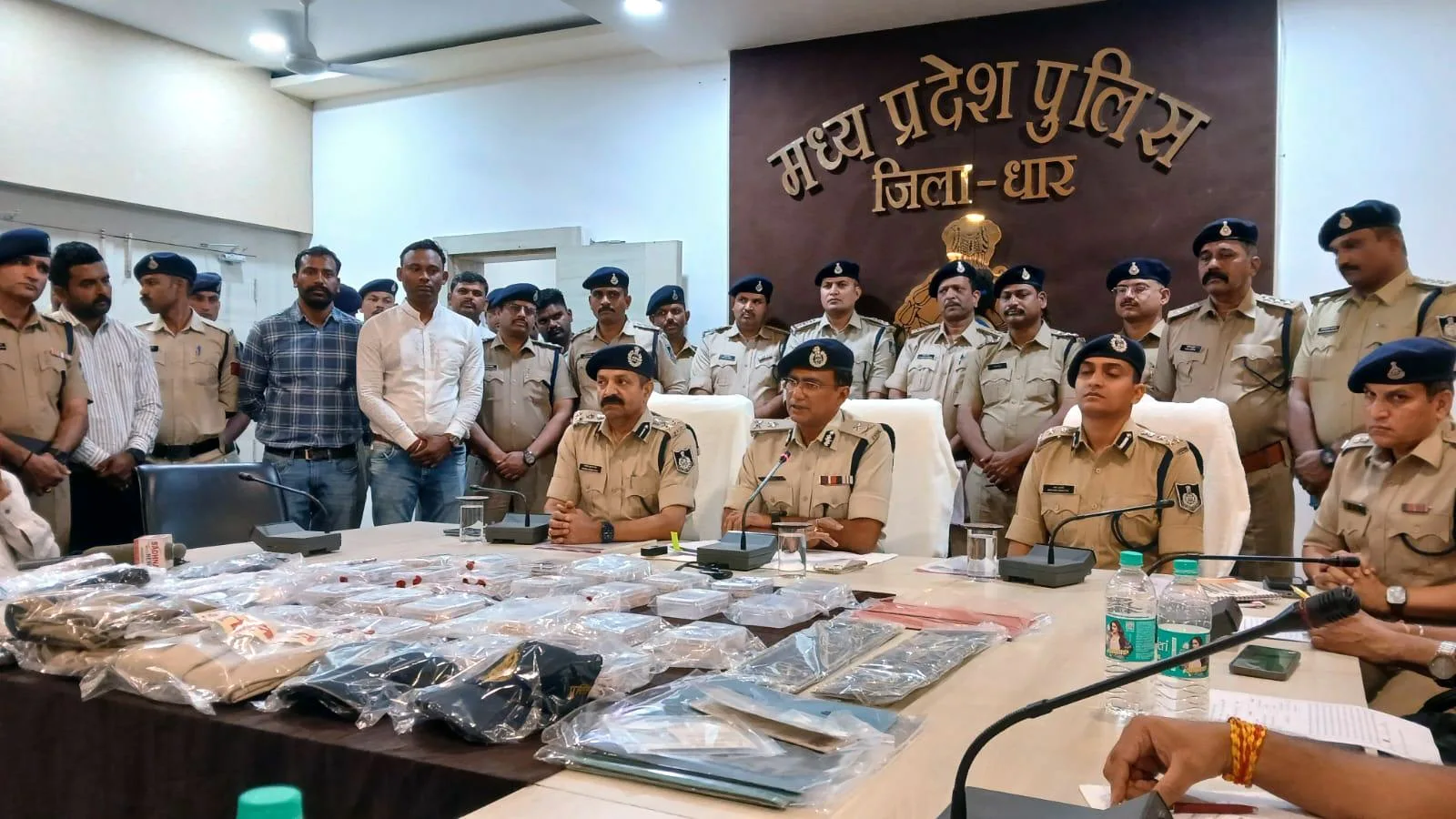 नकली इनकम टैक्स अधिकारी बनकर लूट करने वाली अंतर्राज्यीय गैंग का पर्दाफाश, 8 आरोपी गिरफ्तार