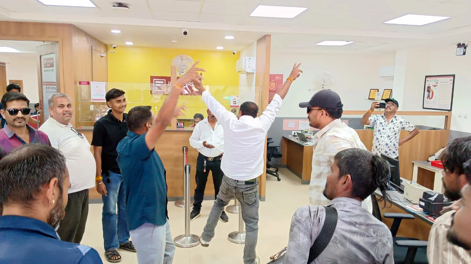एनओसी के लिए किसान का बैंक में ‘ढोल प्रदर्शन’