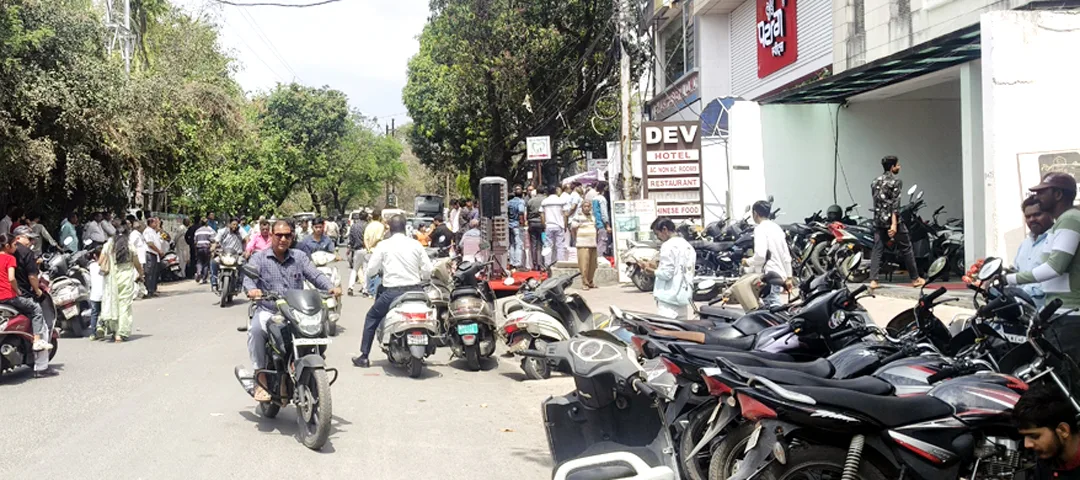 रसूख के आगे नियम बौने: मिठाई दुकान के उद्घाटन के लिए मुख्य मार्ग बना बंधक