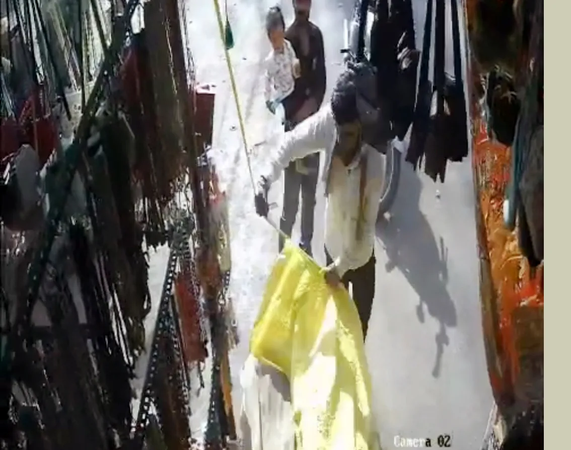 उज्जैन के महाकाल क्षेत्र में गुंडागर्दी, मूक-बधिर बेटी की दुकान पर कब्जे की कोशिश और मारपीट