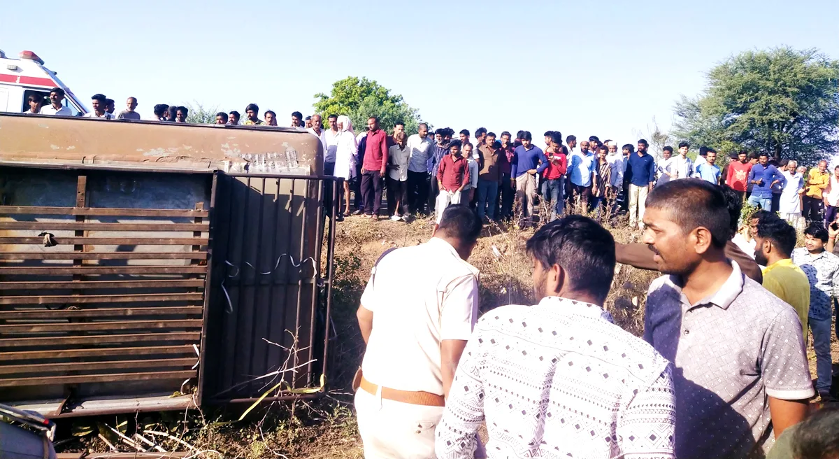 भैंस को बचाने के चक्कर में सुसनेर से कुरावर जा रही बस पलटी, एक की मौत