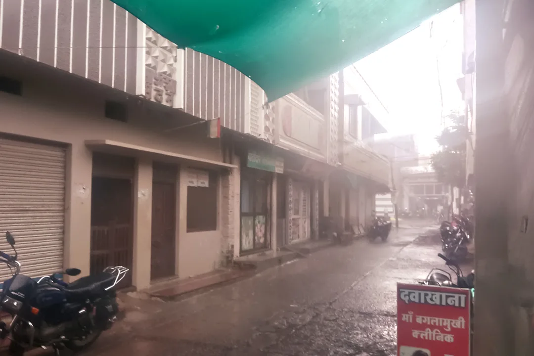 तेज हवा के साथ आधा घंटे हुई झमाझम बारिश