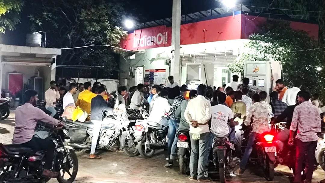 ईंधन का संकट: नलखेड़ा के 8 में से केवल 2 पंपों पर बचा पेट्रोल