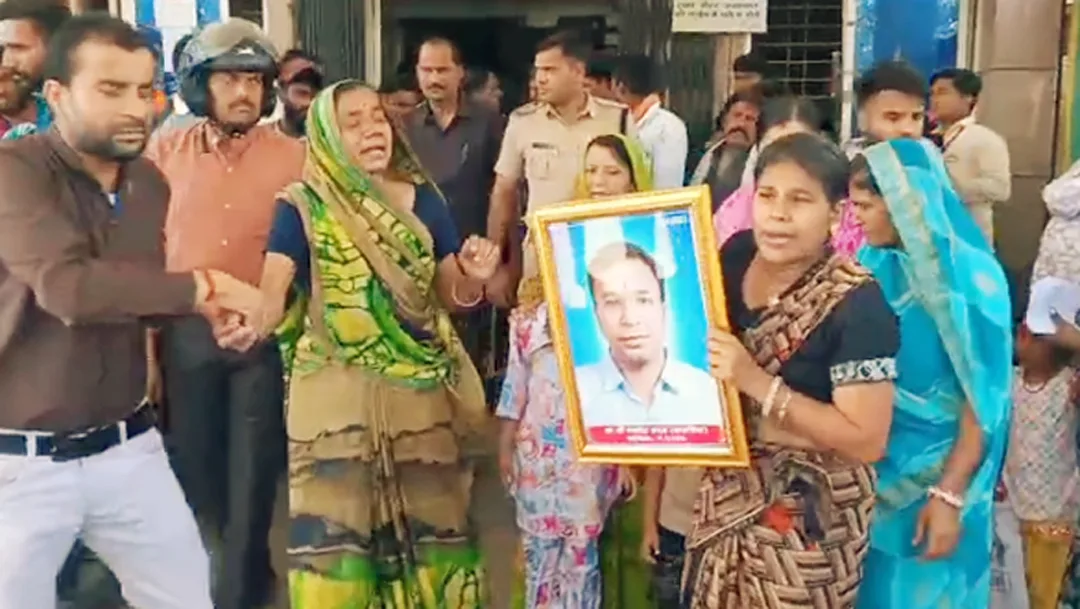जिला अस्पताल में लापरवाही पर फूटा परिजनों का गुस्सा, जमकर काटा हंगामा