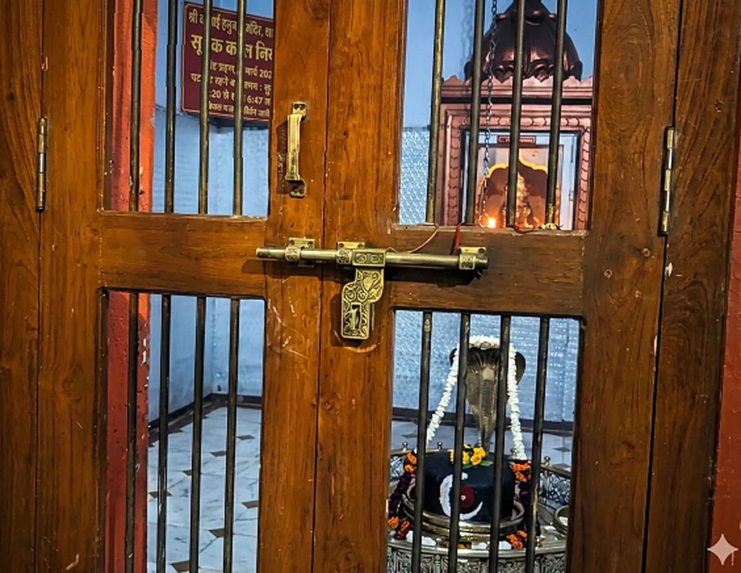 चंद्र ग्रहण और सूतक काल के चलते थमी धार्मिक गतिविधियाँ, मंदिरों के पट रहे बंद