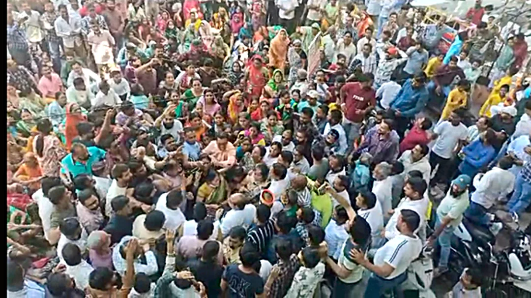 पीपलीनाका क्षेत्र में सड़क चौड़ीकरण का विरोध: विधायक कार्यालय का घेराव, महिलाओं का फूटा गुस्सा