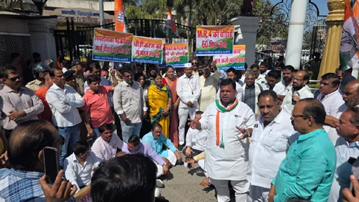 कांग्रेस का सडक़ चौड़ीकरण और मुआवजे को लेकर हल्लाबोल, प्रभावितों ने बनाई दूरी