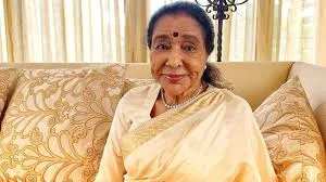 दिग्गज गायिका आशा भोसले को हृदयघात, मुंबई के अस्पताल में भर्ती