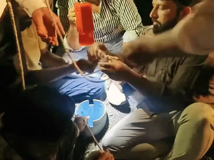70 फीट गहरे बोरवेल में गिरा 3 साल का मासूम: बड़नगर में युद्ध स्तर पर रेस्क्यू जारी