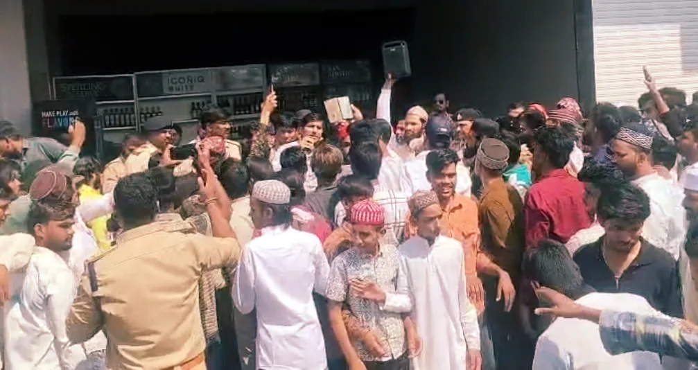 देपालपुर के बेटमा रोड पर अवैध शराब दुकान के विरुद्ध प्रदर्शन