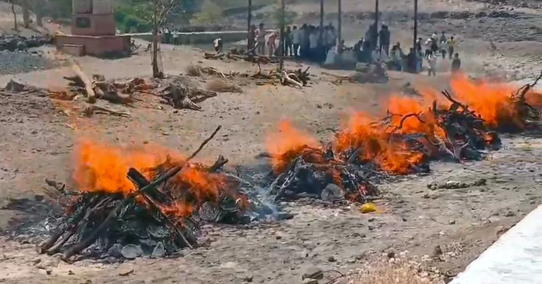 चिकलिया के पास भीषण सड़क हादसा: 16 मौतों से मातम, एक ही परिवार की आठ अर्थियां उठीं