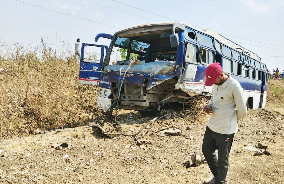 रिंगनोद टोल के पास यात्री बस पर पथराव: अनियंत्रित होकर गड्ढे में गिरी, 30 यात्री घायल