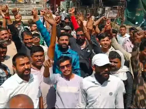 धार मंडी में नीलामी नहीं होने से नाराज किसानों ने दिया धरना