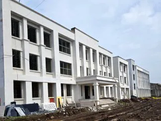 अधर में भविष्य: 400 करोड़ रुपये खर्च फिर भी पुराने भवनों में पढ़ने को मजबूर नौनिहाल