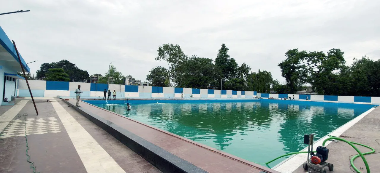तरणताल में क्लोरीन गैस का रिसाव: मासूमों की जान पर बनी, दो अस्पताल में भर्ती