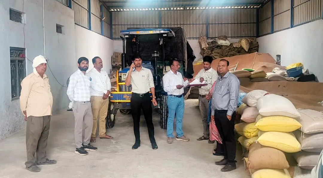 गैर अनुज्ञप्तिधारी व्यापारी के गोदाम पर सख्त कार्रवाई: 434 क्विंटल अनाज जब्त