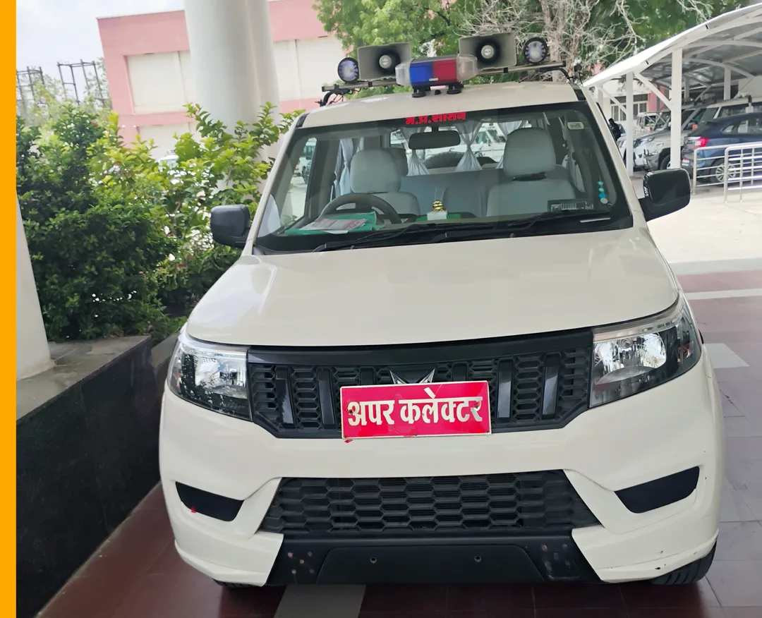 नियमों की धज्जियां उड़ाती “साहब” की सवारी: बिना नंबर की गाड़ी और पद का अहंकार