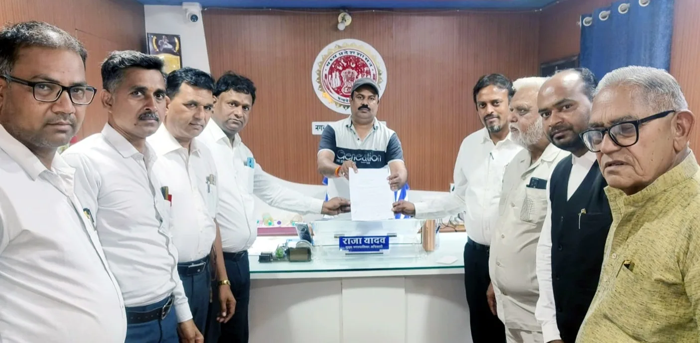 नामांतरण शुल्क में भारी वृद्धि का विरोध: नगर पालिका के निर्णय को वकीलों ने बताया अवैध