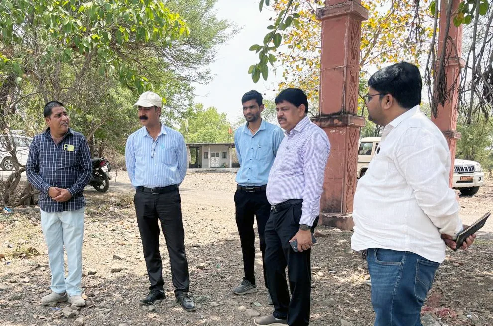 जल गंगा संवर्धन अभियान: जिला पंचायत सीईओ ने नलखेड़ा में विकास कार्यों को परखा