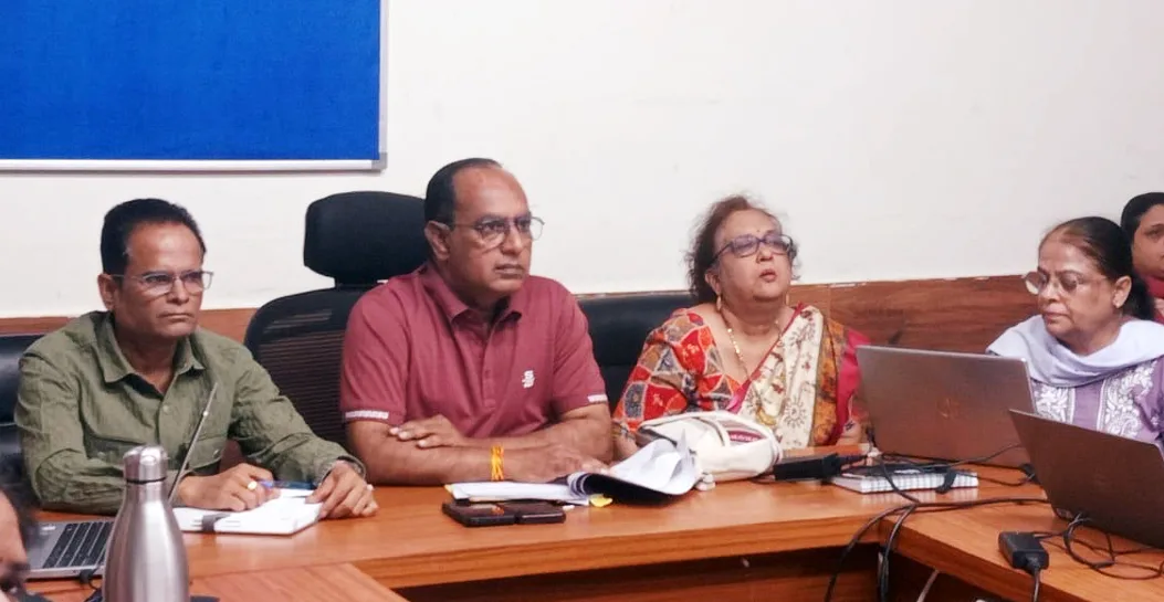लापरवाही बरतने वाली सीएचओ को सेवा से पृथक करने का प्रस्ताव, स्वास्थ्य कर्मियों का कटा वेतन