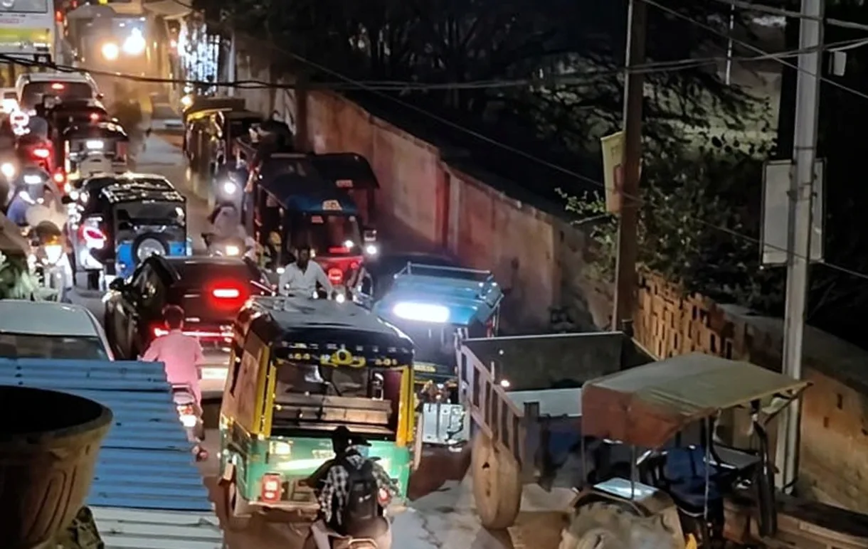 उज्जैन में सड़क चौड़ीकरण ने बिगाड़ी यातायात की चाल: धूल और जाम से बेहाल हो रहे शहरवासी