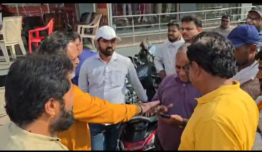 उज्जैन में सड़क चौड़ीकरण के दौरान हंगामा, कांग्रेस नेता और भाजपा पार्षद के बीच जमकर हुई झूमाझपटी