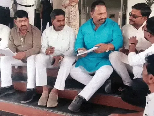 मुआवजे की विसंगति पर बिफरे विधायक, कलेक्ट्रेट की सीढ़ियों पर ही लगा दिया जनता का दरबार