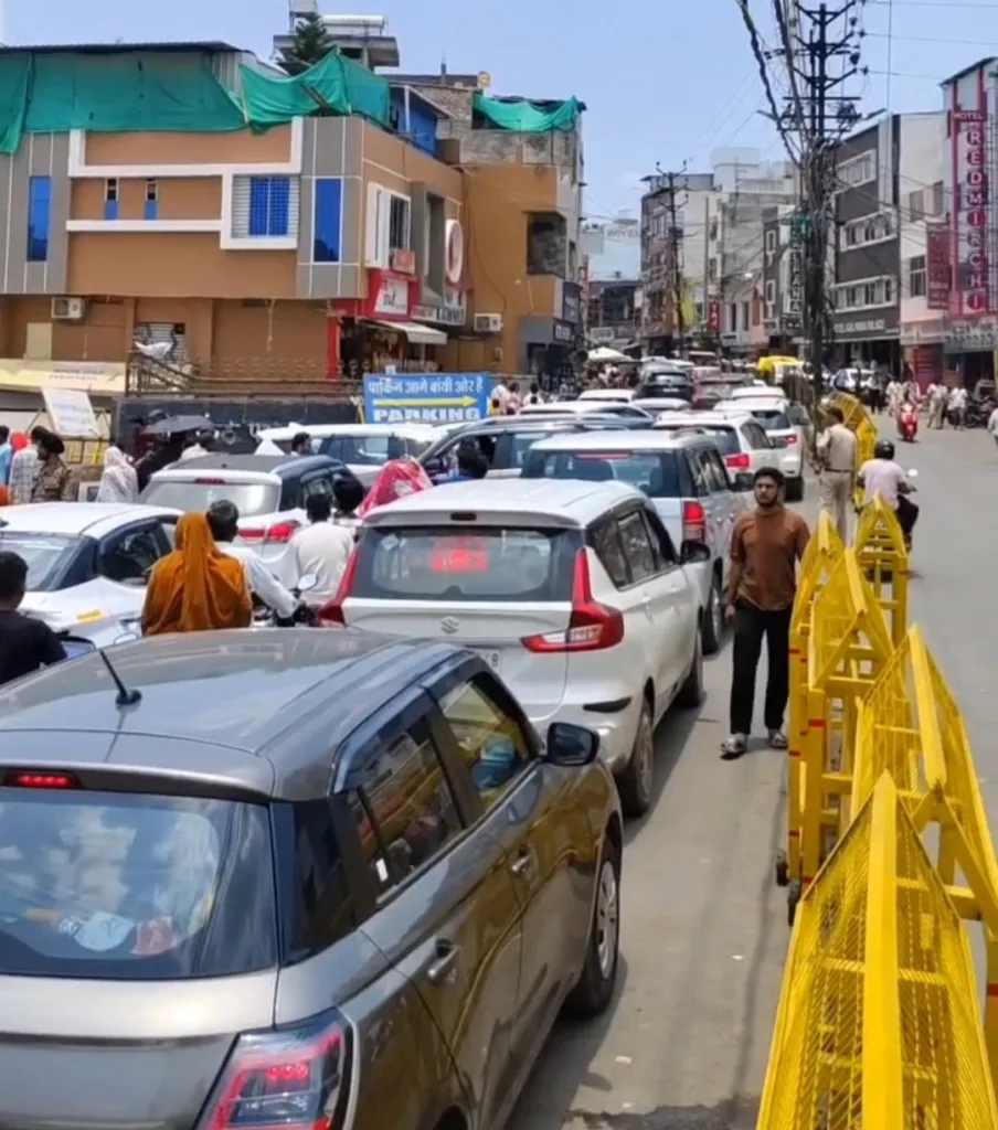 महाकाल के नीलकंठ द्वार पर कारों का महाजाम
