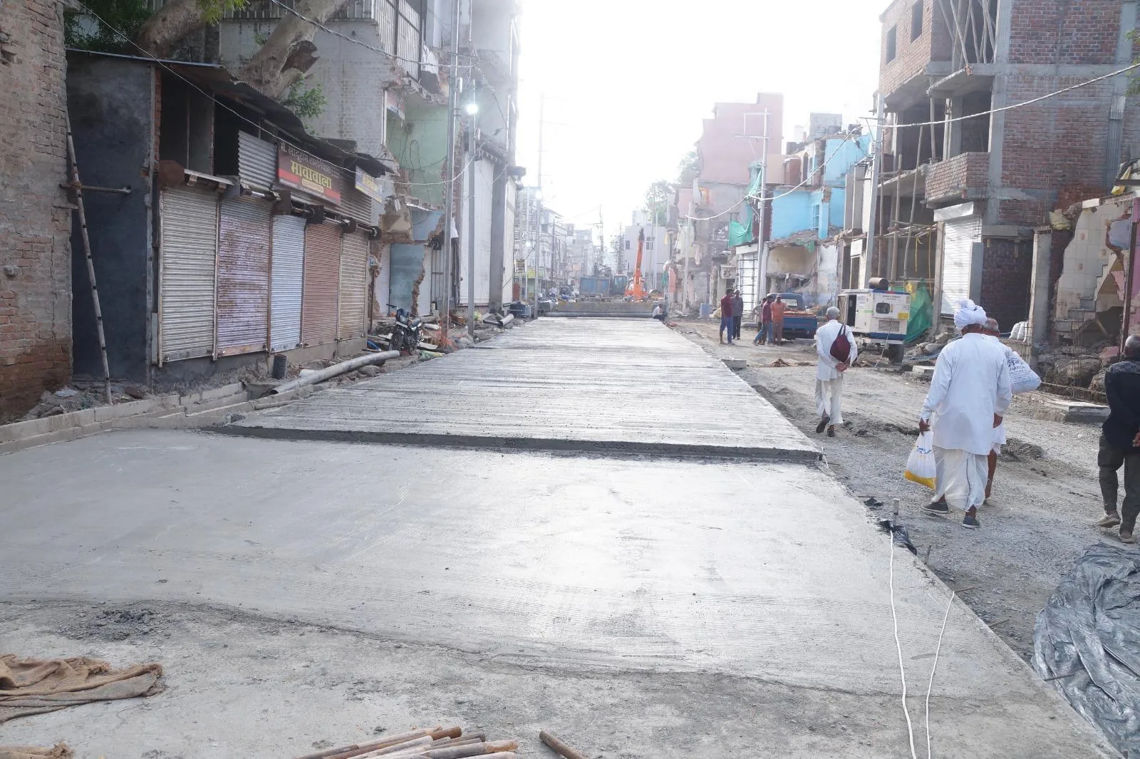 महाकाल सवारी मार्ग का चौड़ीकरण अंतिम चरण में, निगमायुक्त ने परखी गुणवत्ता