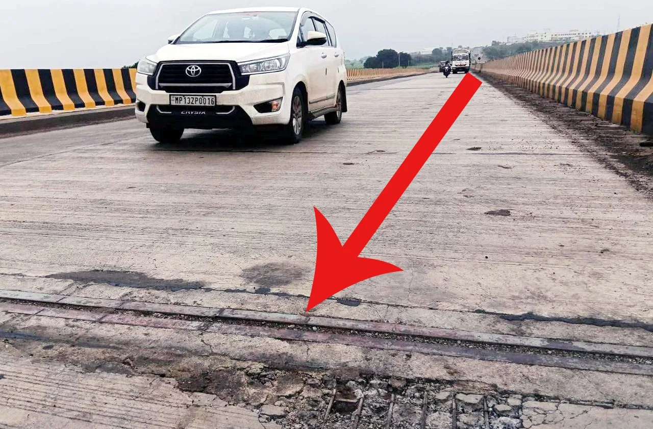 पहली ही बारिश में उधड़ गई निर्माण की परतें, सड़क बनी प्रयोगशाला