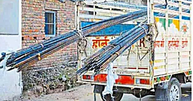 जिम्मेदार नहीं दे रहे ध्यान: सुसनेर में नियम दरकिनार कर ढोए जा रहे सरिये