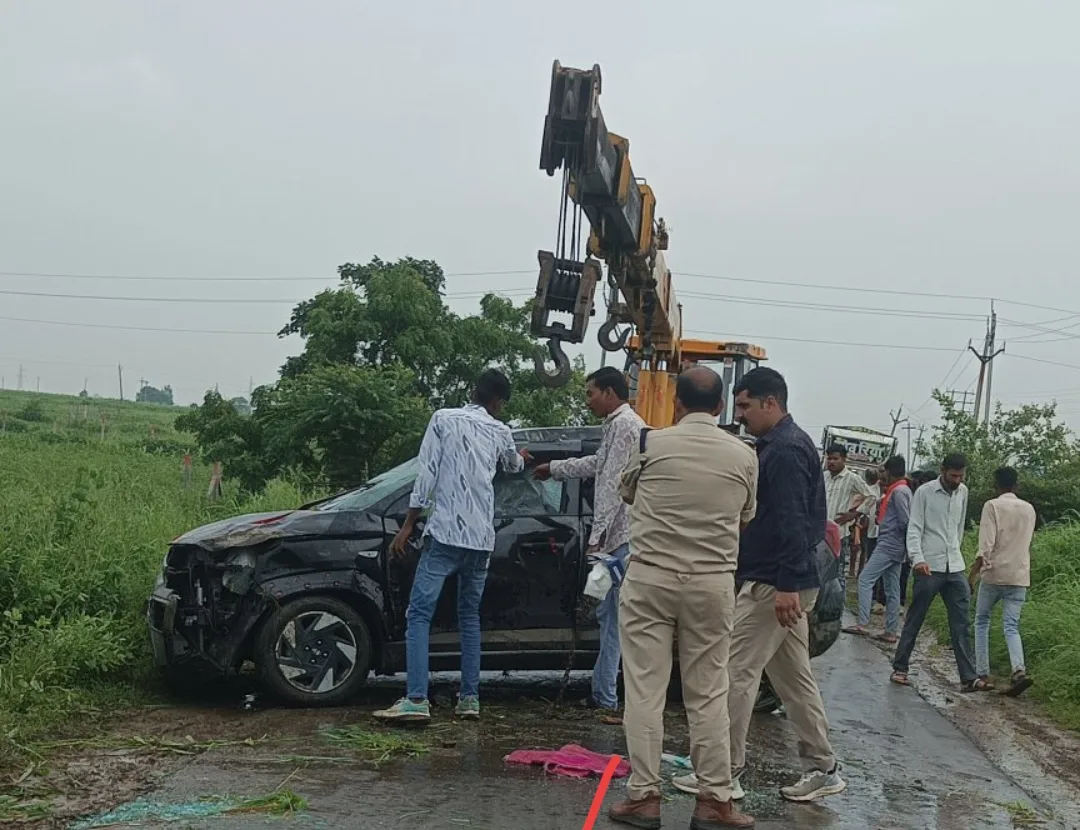 मक्सी में कार पर गिरा बिजली का खंभा; महिला की मौत, 2 घायल
