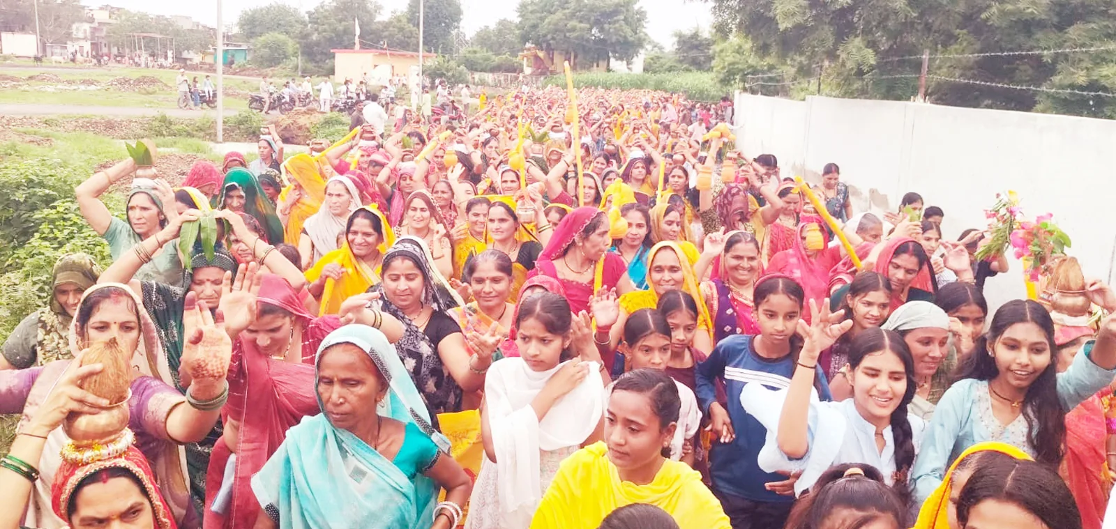 भोले के जयकारों से गुंजायमान हुआ मार्ग, 1000 कांवड़ियों ने किया हिमालेश्वर धाम में जलाभिषेक