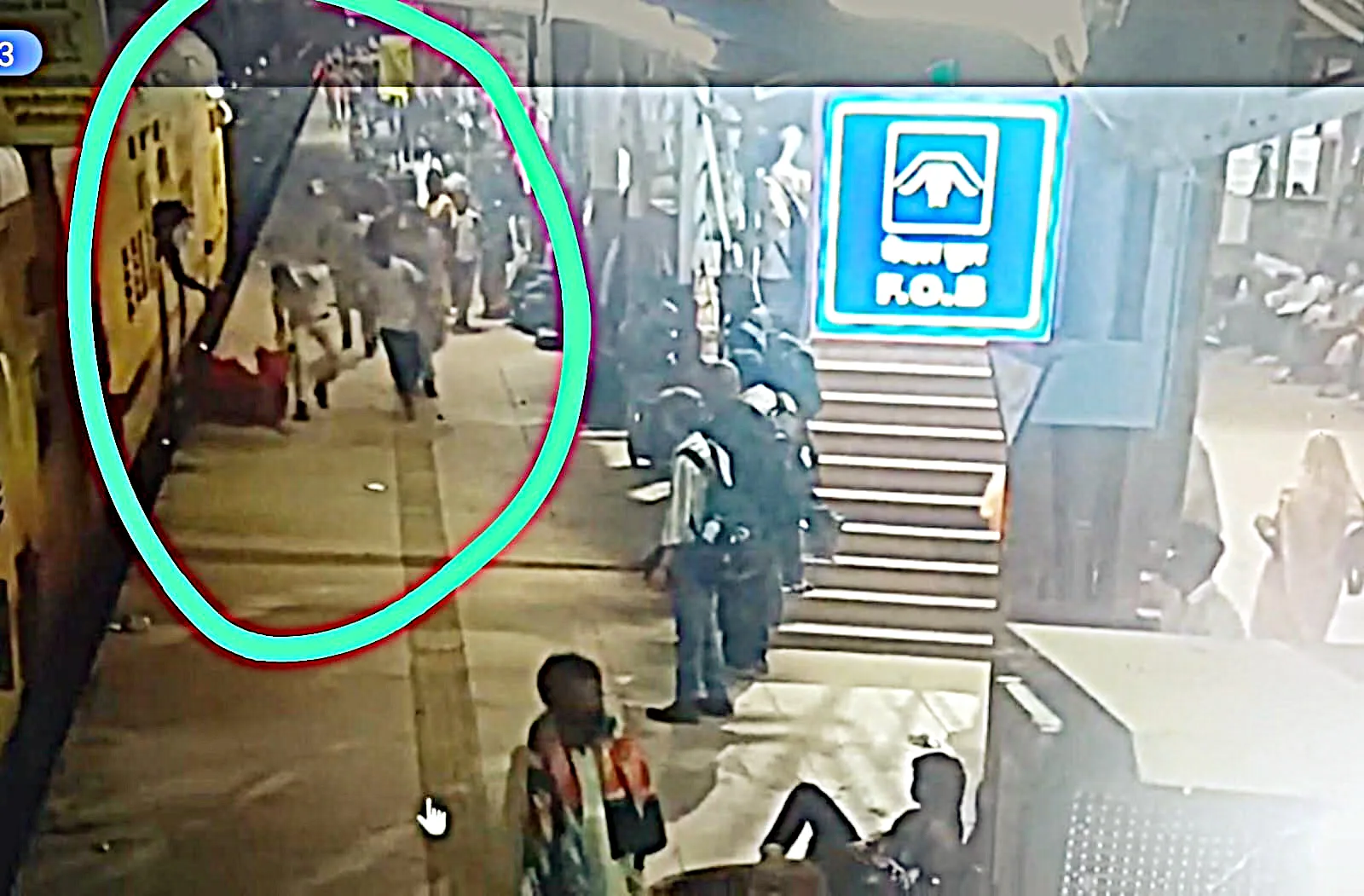 उज्जैन रेलवे स्टेशन पर चलती ट्रेन में चढ़ रही महिला का पैर फिसला, RPF जवान ने बचाई जान