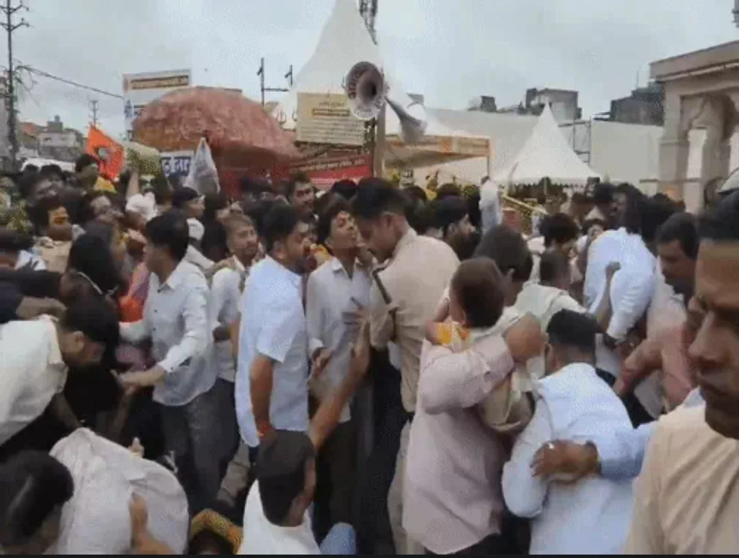 करंट की अफवाह से नागचंद्रेश्वर दर्शन की कतार में मची भगदड़, पुलिस– प्रशासन की सांसे फूली 