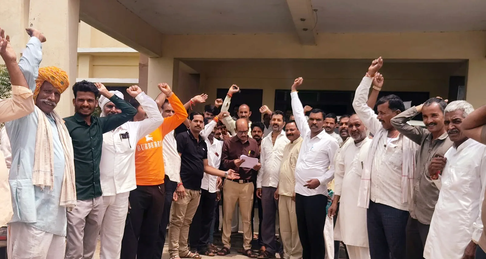 पोलायकलां (शाजापुर) : मुआवजे से वंचित अन्नदाताओं में फूटा आक्रोश, ट्रैक्टर-ट्रॉली से तहसील कार्यालय पहुंचे